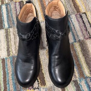 NWOT Earth Black Leather Ankle Boots, 10M